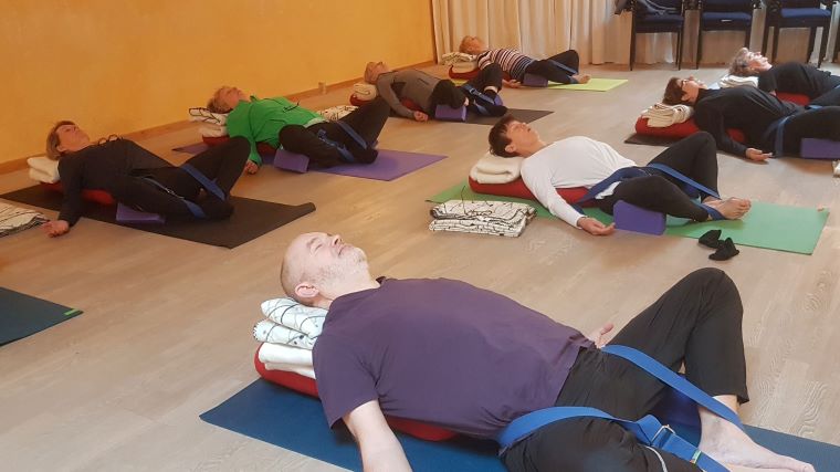 Blid_hold_Supta Baddha Konasana